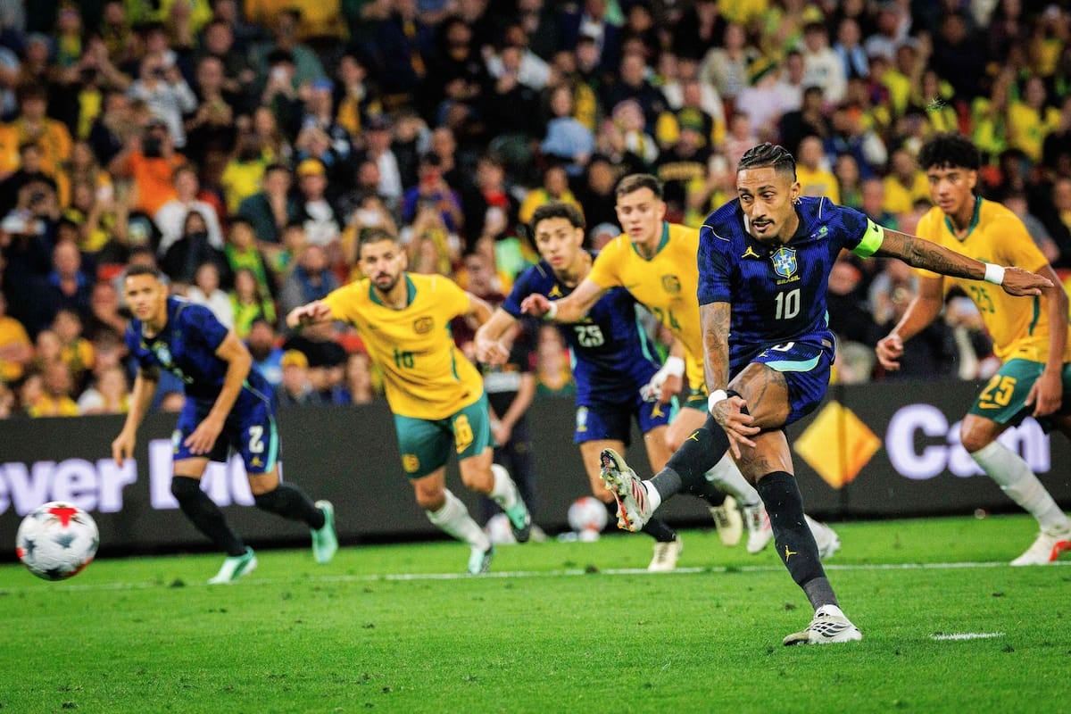 Brasil pasó del susto al show: lo dio vuelta en Brisbane con goles de Guimarães y Vinícius y se llevó un 4-2 que deja más preguntas que respuestas
