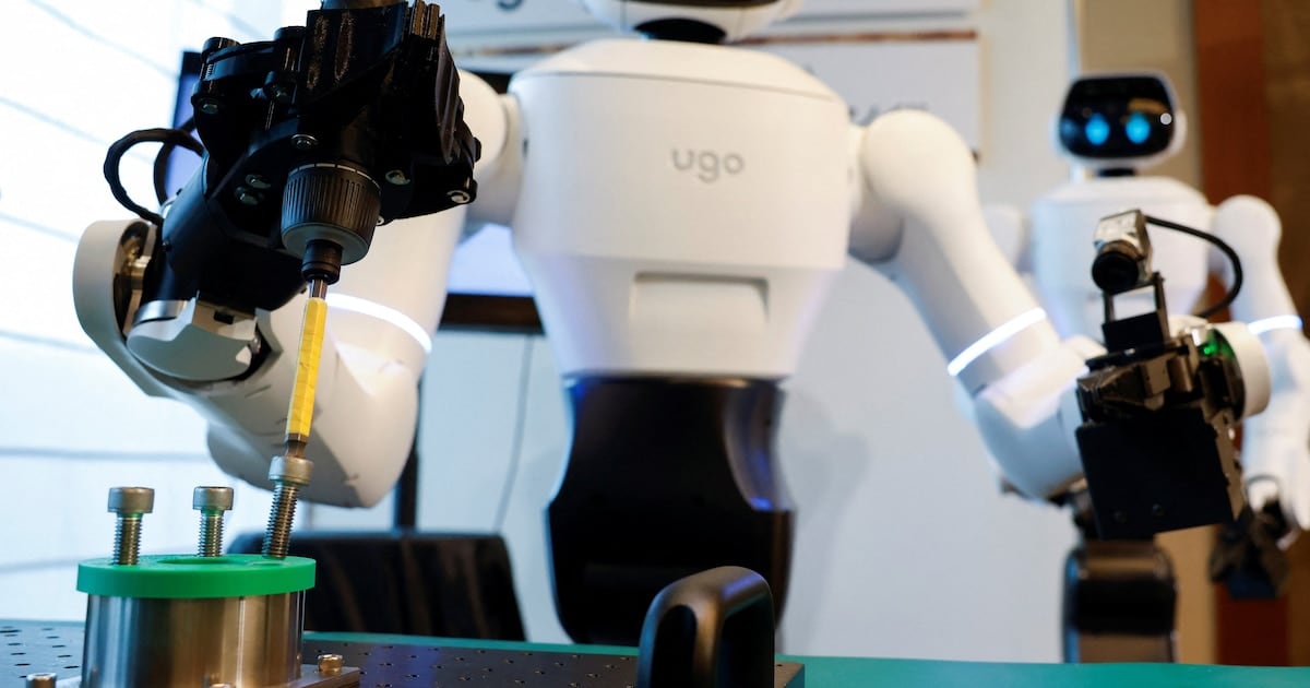 Un hospital japonés le dio al robot una bandeja y una lista de mesas: así le fue