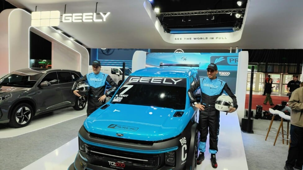 Geely irrumpe en el TC2000 con dos pilotos y un color que ya quedó en la retina
