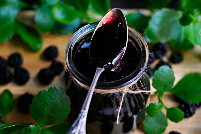 Mermelada de moras silvestres con manzana y limon: la receta casera que rinde para todo el invierno