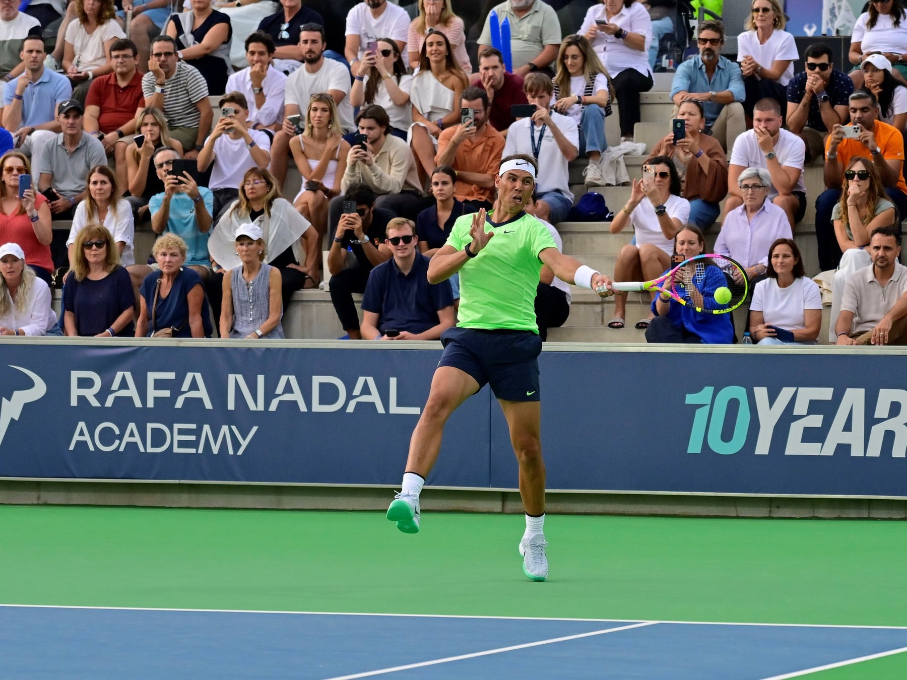 Nadal se sacó el óxido en Manacor y festejó a lo grande con los amigos de siempre
