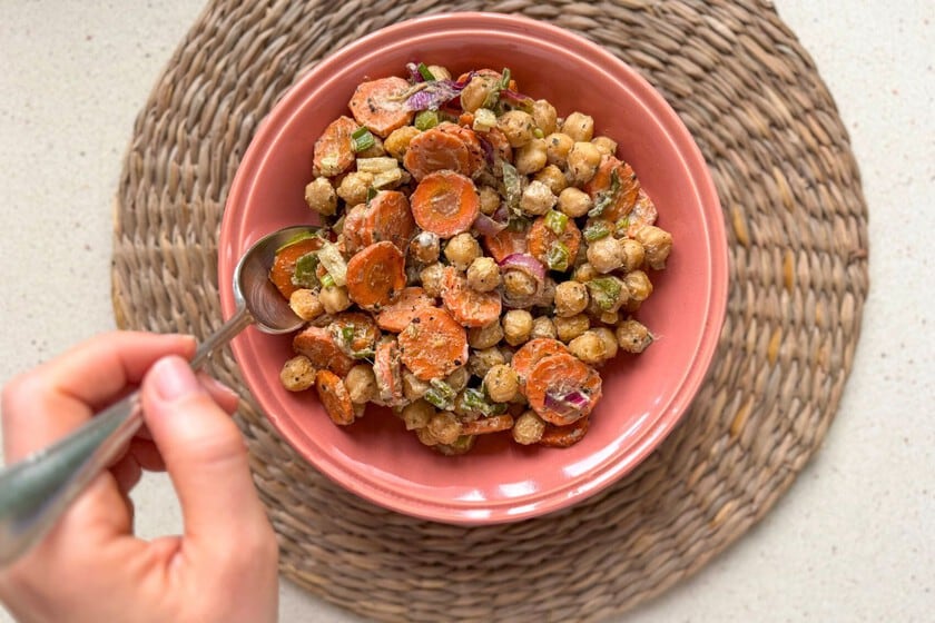 Garbanzos al horno con tahini: una ensalada templada que se arma en dos pasos y se come sin prisa