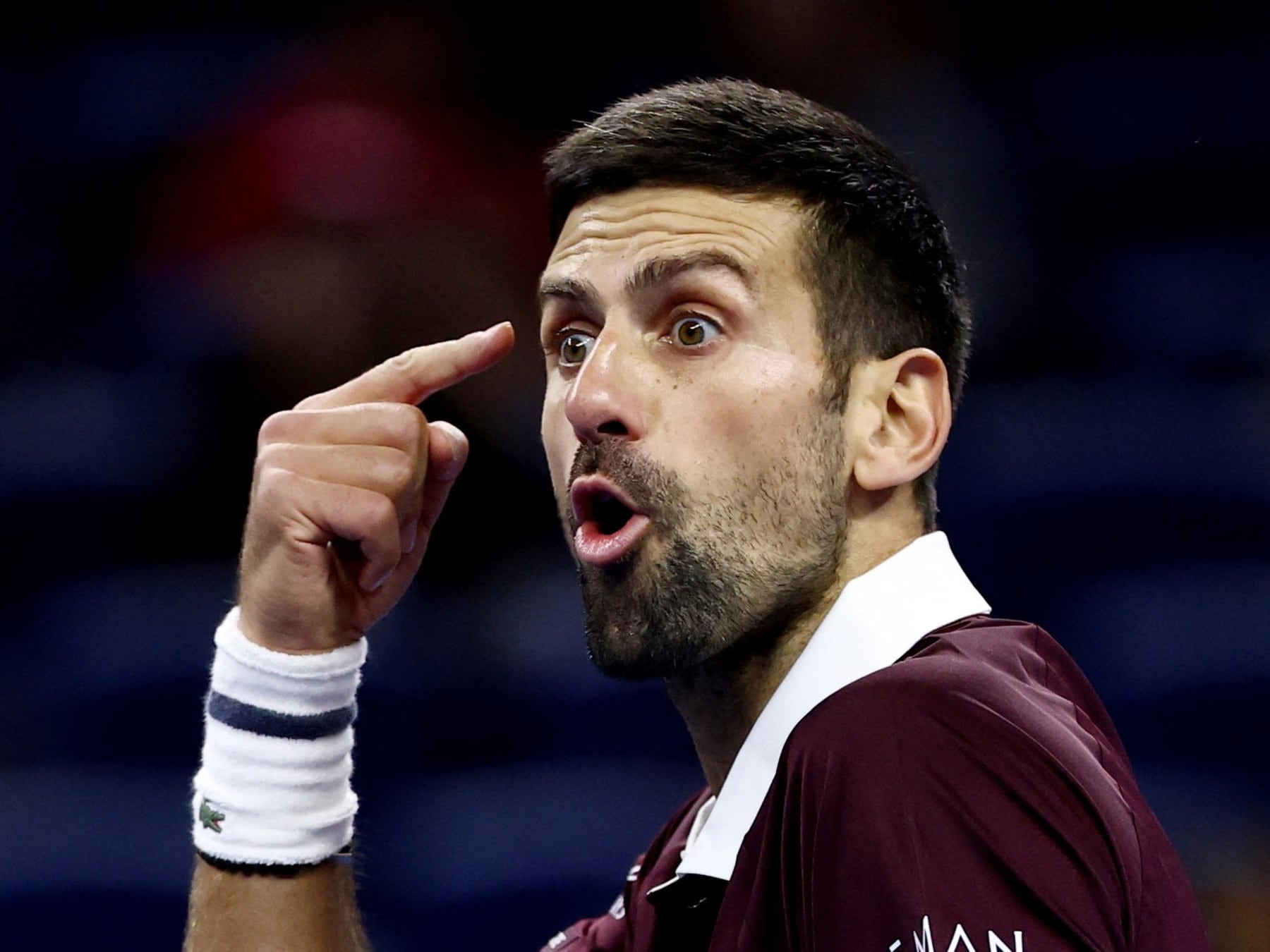 Djokovic se plantó, ganó en el tercer set y sigue vivo en Pekín: ahora va con Medvedev