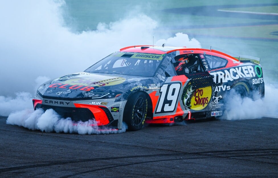 Briscoe aguantó en Las Vegas, ganó y metió a Larson en modo playoffs