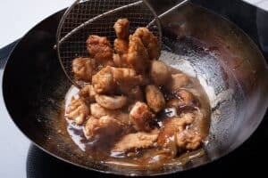 Pollo al limón con doble harina: la técnica para lograr rebozado crocante y salsa brillante en casa