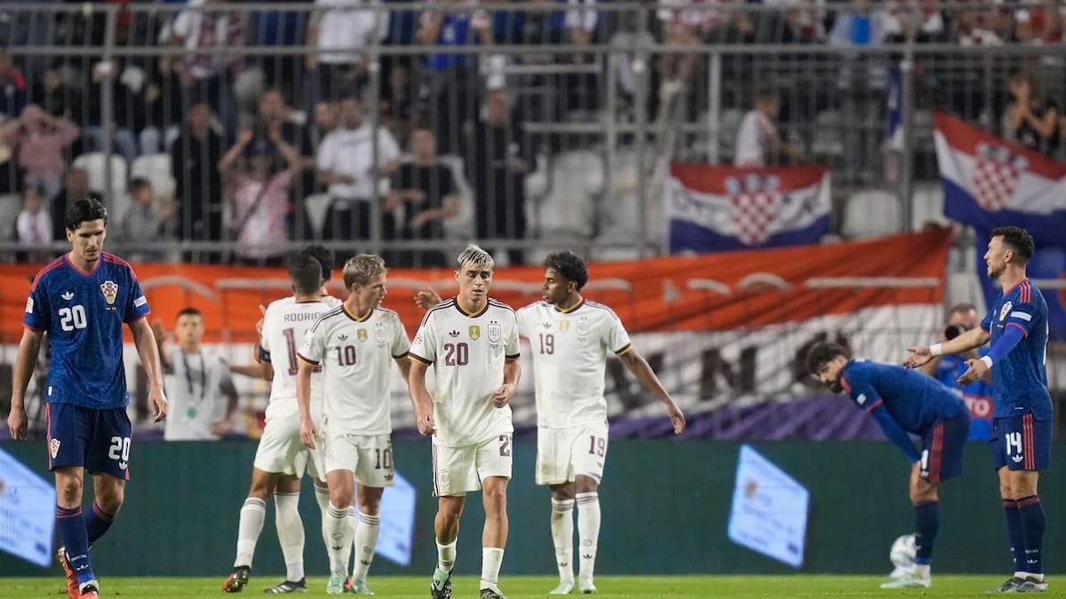 España se sacó de encima a Croacia en el descuento y se afirma en la cima de su grupo