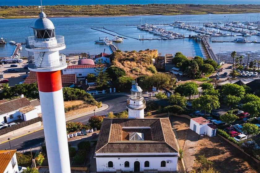 El Rompido: tradición pesquera, dunas móviles y dos faros sobre la desembocadura del río Piedras