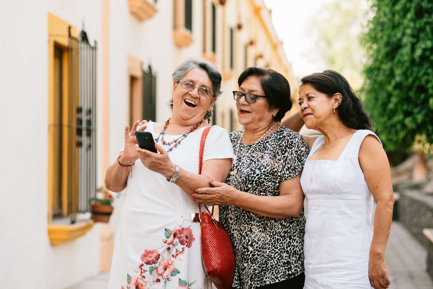 Dos amigas tejanas de 85 años que le torcieron la mano al almanaque y ya piensan en Asia