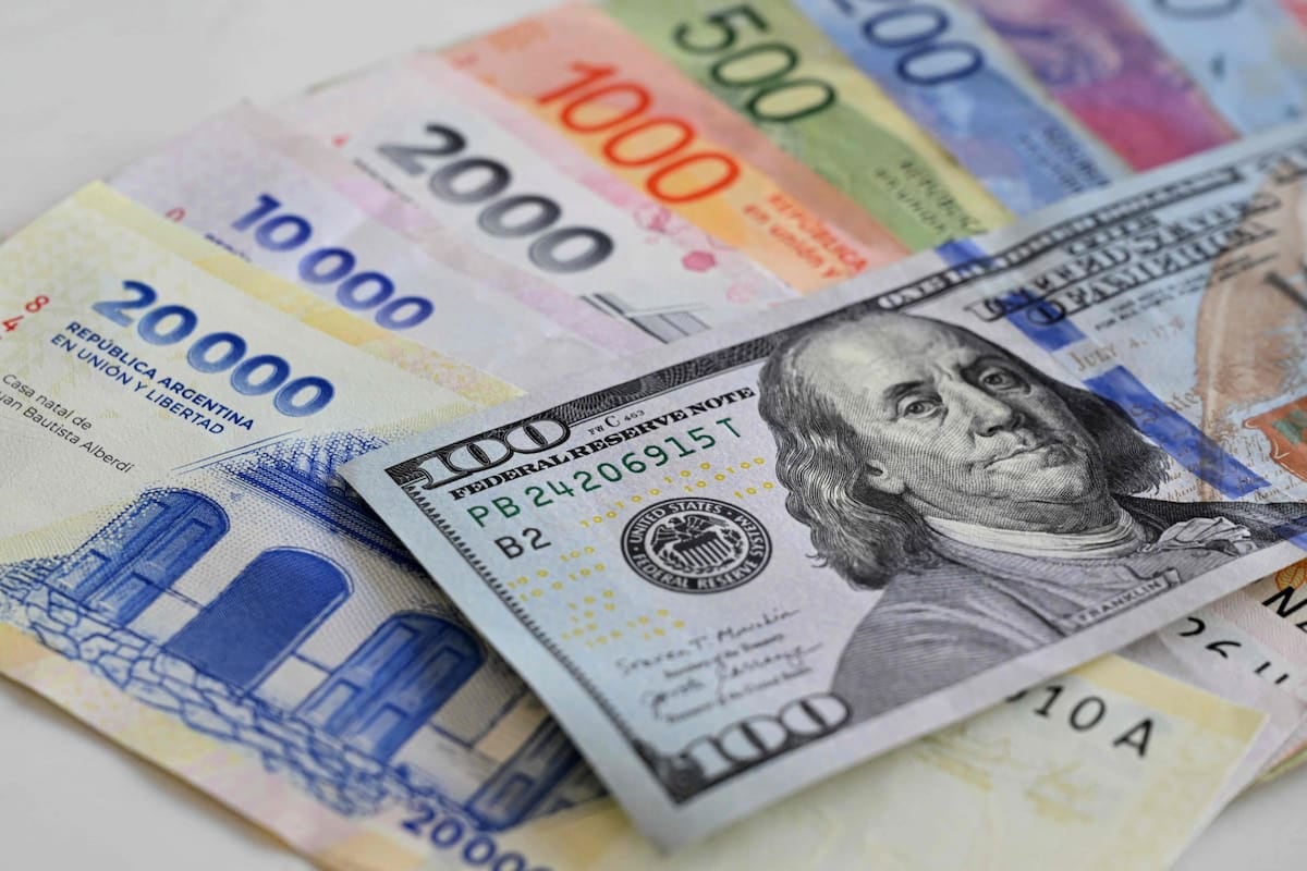 La Argentina se abarató en dólares, pero la ropa y los restaurantes siguen en el podio regional de lo más caro