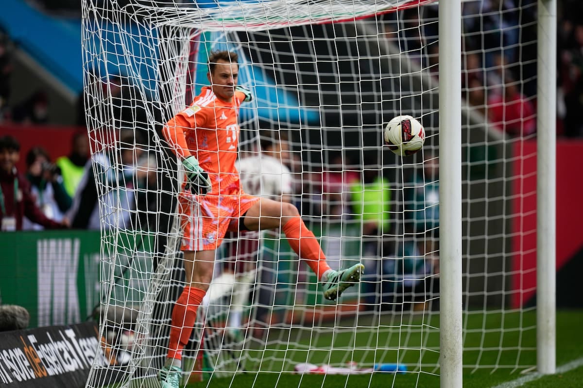 Neuer se chocó con la historia: Bayern se vuelve de Augsburgo con un empate que duele