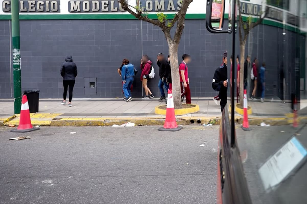 Vergüenza, angustia y pantallas: cuando la inteligencia artificial golpea en el patio del colegio