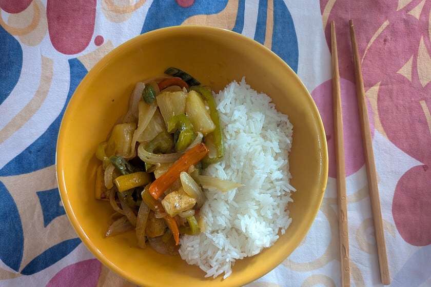 Tofu agridulce con piña: el salteado vegano que se cocina rápido y se come mejor sobre arroz jazmín