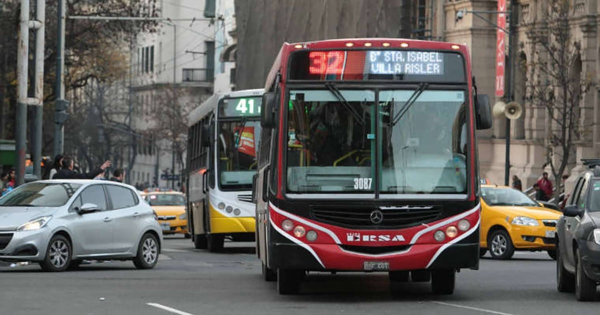 Pasajes que se alejan: el boleto mínimo de colectivo ya supera los tres mil pesos en la ciudad más cara del país