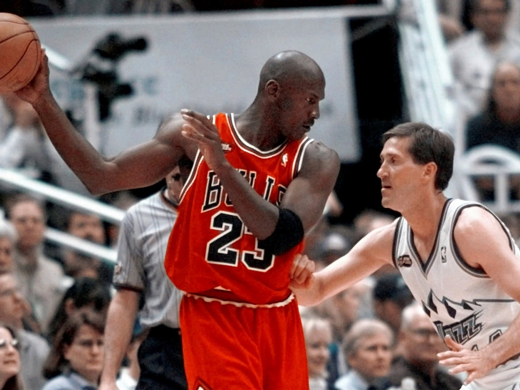 Catorce millones por un trapo rojo con número 23: la camiseta de Jordan en las Finales del 98 se va a Miami