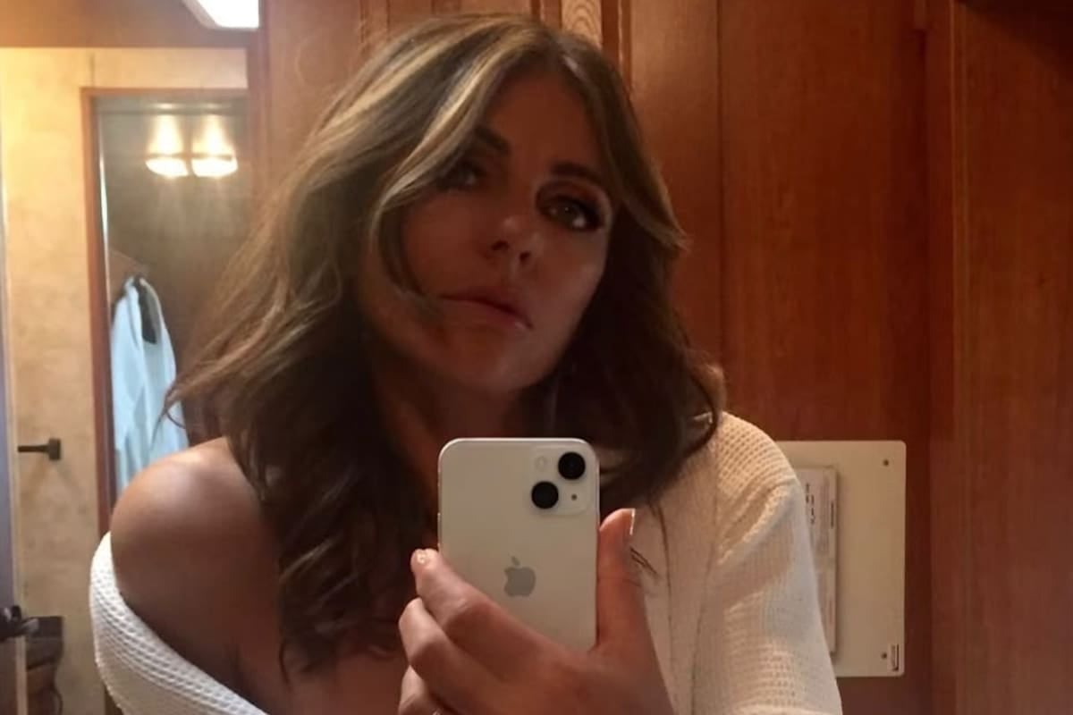 Elizabeth Hurley volvió al set de The Burbs y el único tema de conversación fue otro