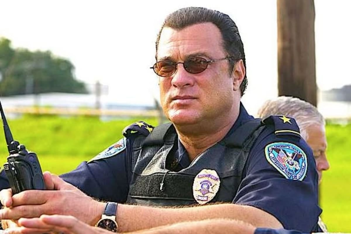 Seagal cambió la cámara por la patrulla: ahora cuida la frontera texana con su diploma de aikido bajo el brazo