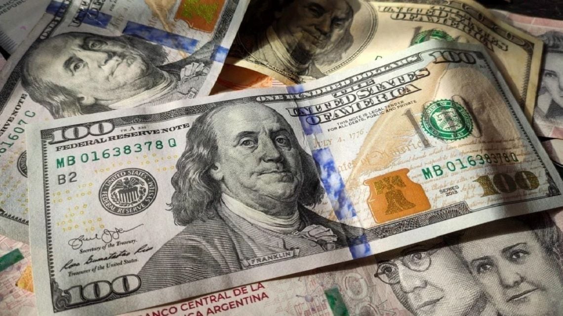 El dólar blue recortó cinco pesos y quedó a 1.545 en una jornada de marcada estabilidad cambiaria
