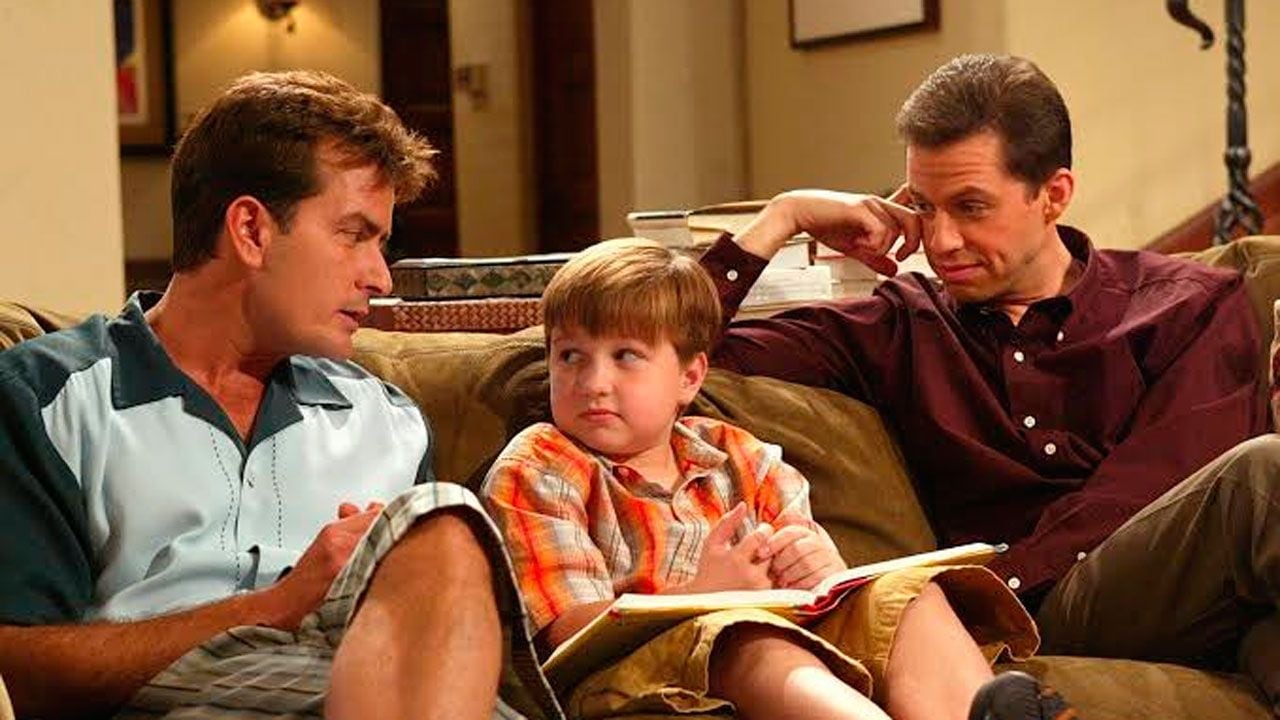 Hugh Grant estuvo a punto de reemplazar a Charlie Sheen en "Dos hombres y medio", pero una negociación frustrada lo dejó afuera