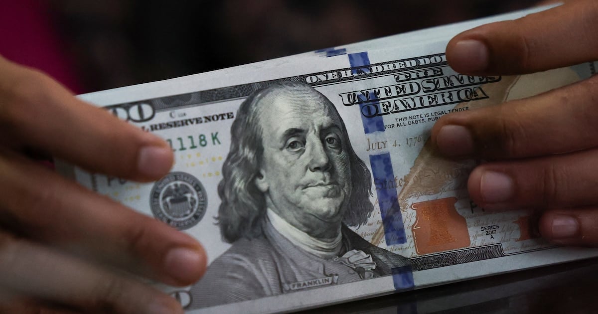 El dólar se mantiene en $1.535 y la diferencia con la inflación vuelve a quedar en el centro del debate