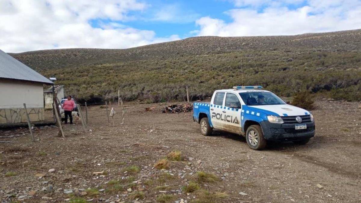 Una semana a la intemperie del barro: el operativo policial que evitó una tragedia en la meseta neuquina