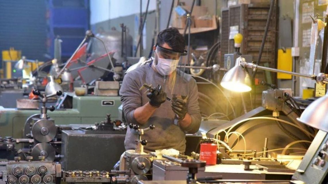 La industria trabaja con cuatro de cada diez puntos de su capacidad apagados y la informalidad gana terreno como salida laboral