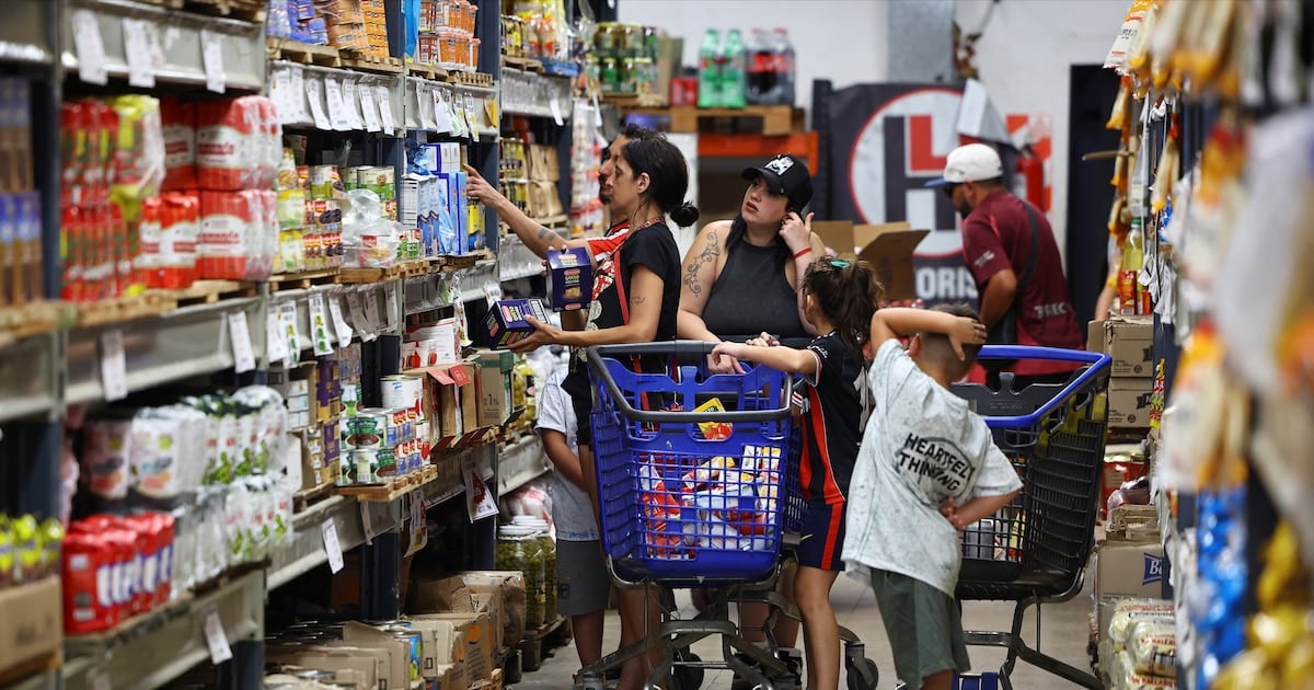 La inflación mantiene un pulso en zigzag y los analistas no ven piso mensual por debajo de 1,6% hasta 2027