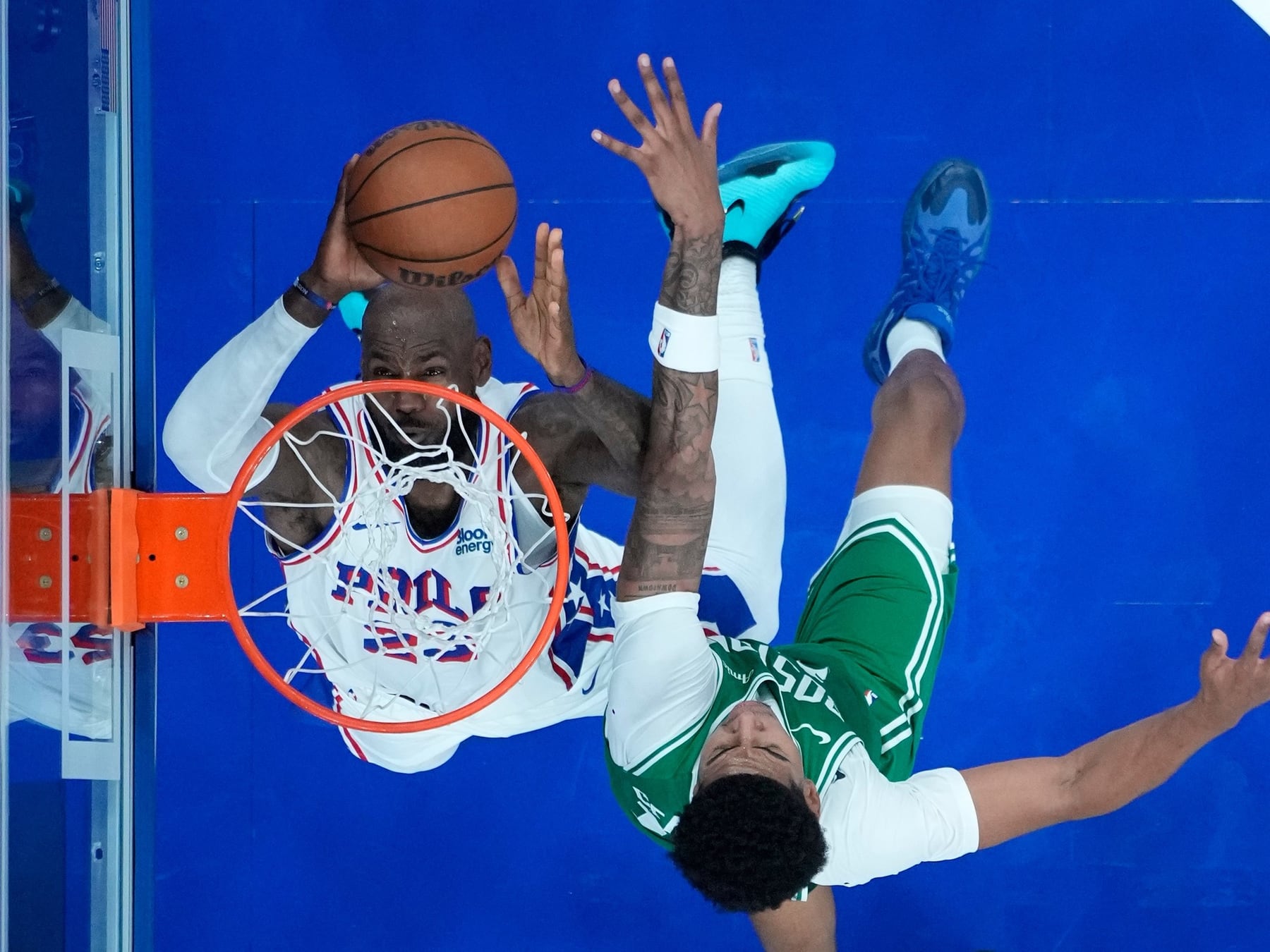 A los 41 y con la número 24 puesta: LeBron se calzó la camiseta de los Sixers y el Wells Fargo vibró