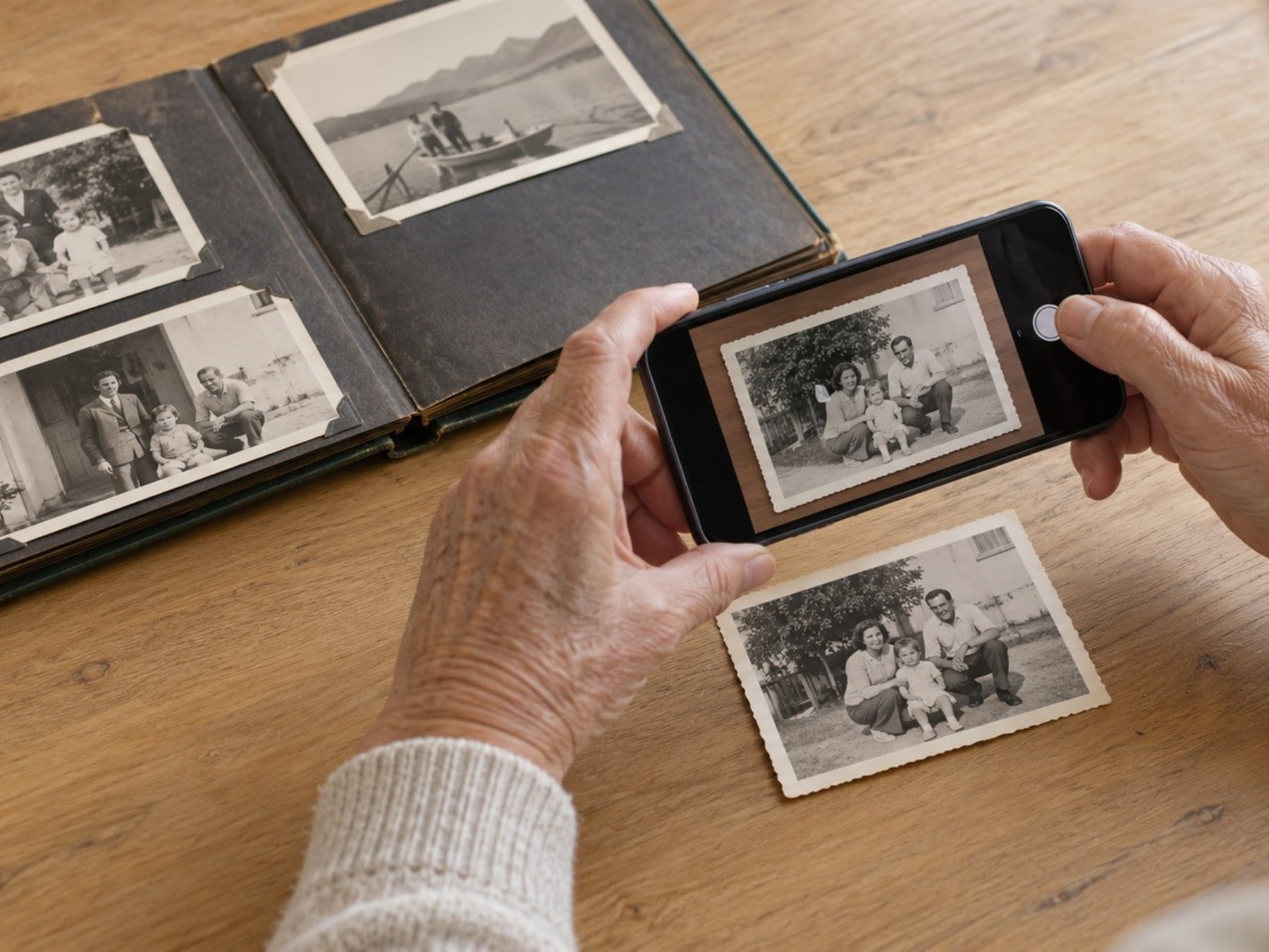 Del baúl al teléfono: cómo pasar las fotos de papel al celular sin perderlas en el intento