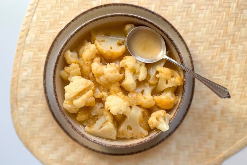 Sopa de coliflor en trozos: la versión con cuchara grande, cuerpo de caldo y pimentón dulce