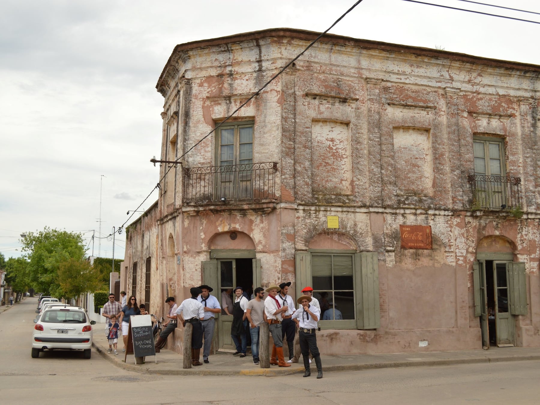 Areco, más allá del gaucho: la pulseada diaria de los talleres de autor que le pelean mano a mano a la cinta transportadora