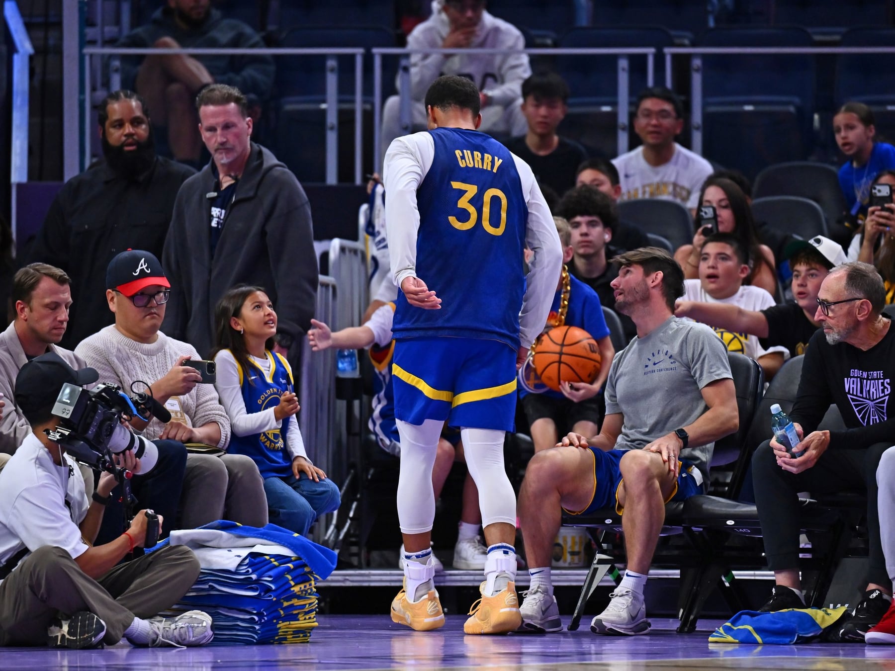 Curry cerró un contrato gigante y se torció el tobillo en la previa del debut