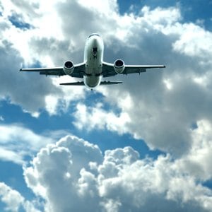 La carga tributaria sobre los pasajes aéreos internacionales emitidos en la Argentina se mantiene como la más alta de América Latina y el Caribe