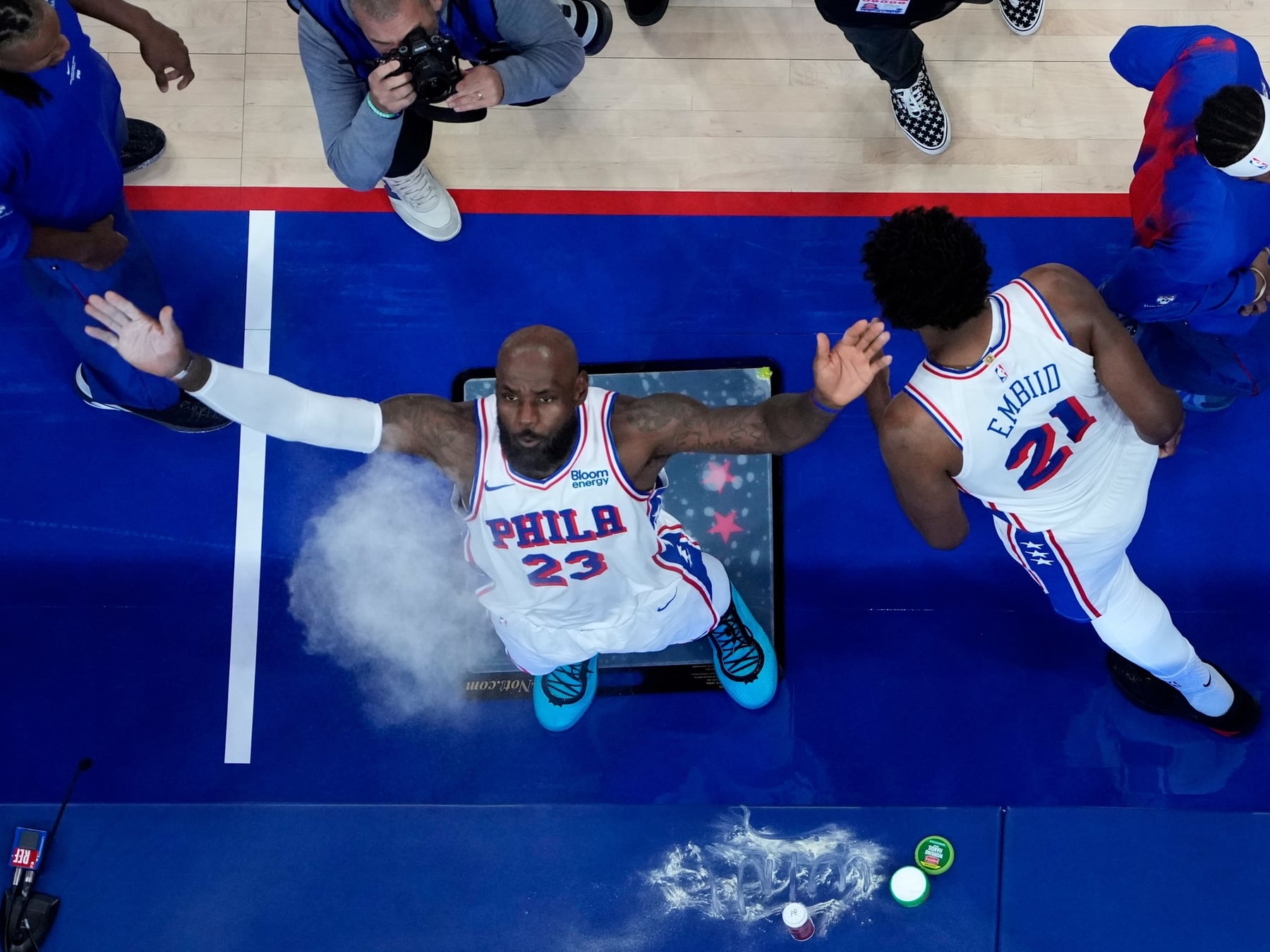 LeBron se pone la camiseta del Albinegro y va directo al Garden: la NBA vuelve con todo