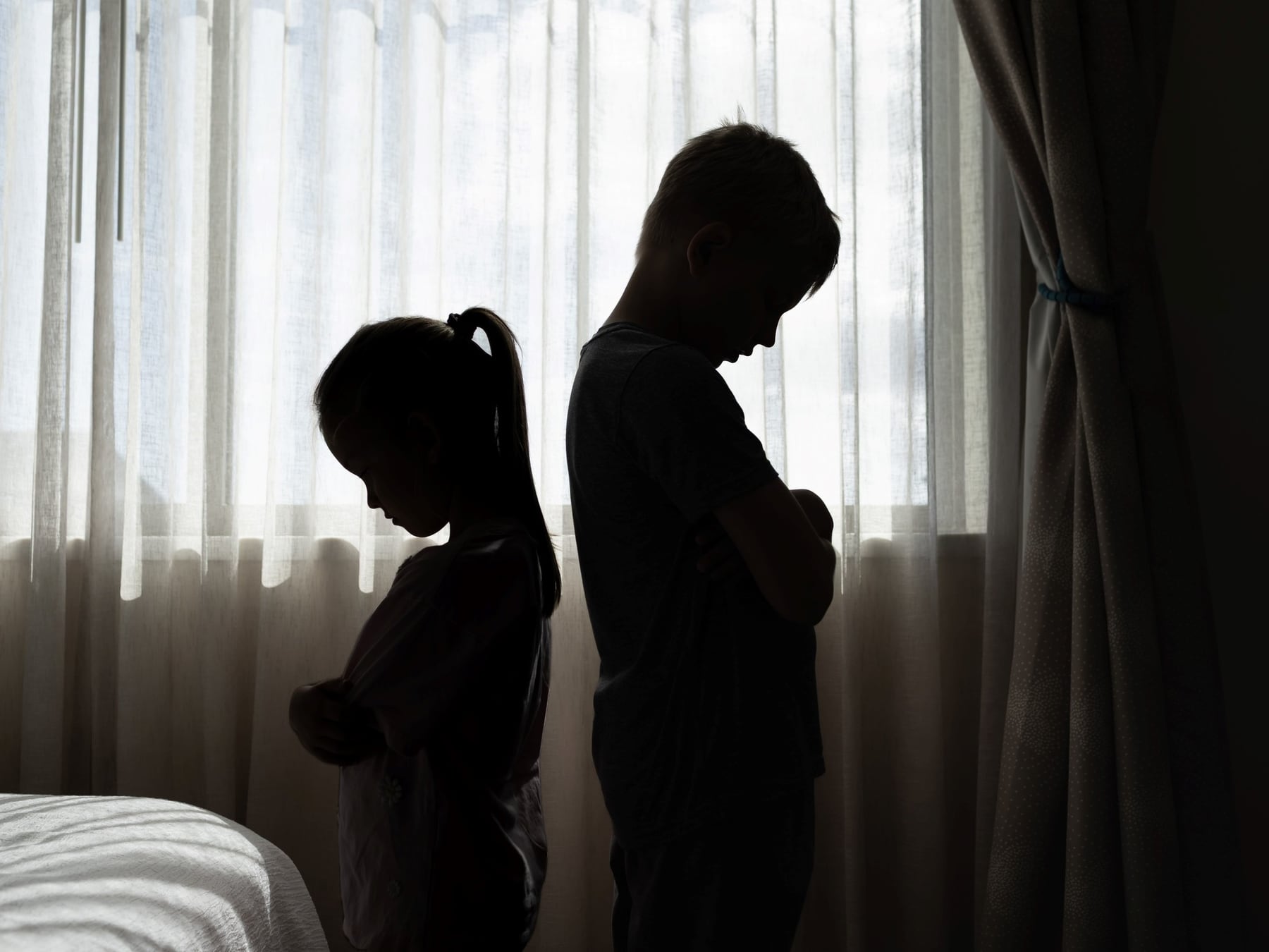 Hermanos, misma casa, infancias distintas: por qué los recuerdos no se parecen