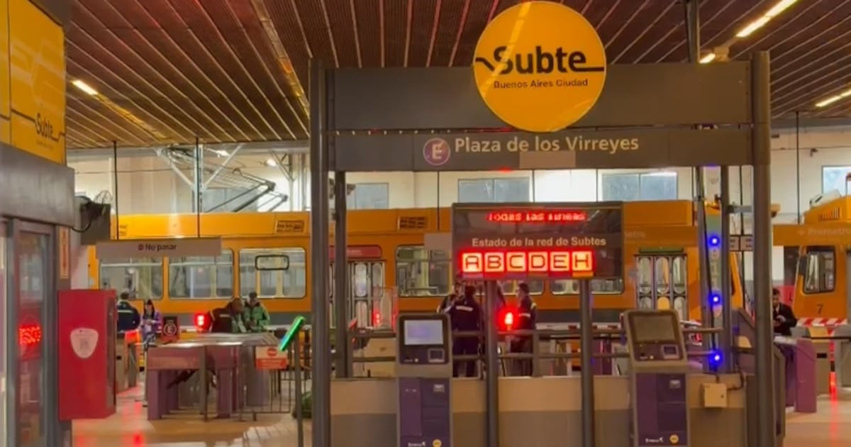 Dos delegados del subte quedaron detenidos durante una protesta y la red quedó paralizada por completo
