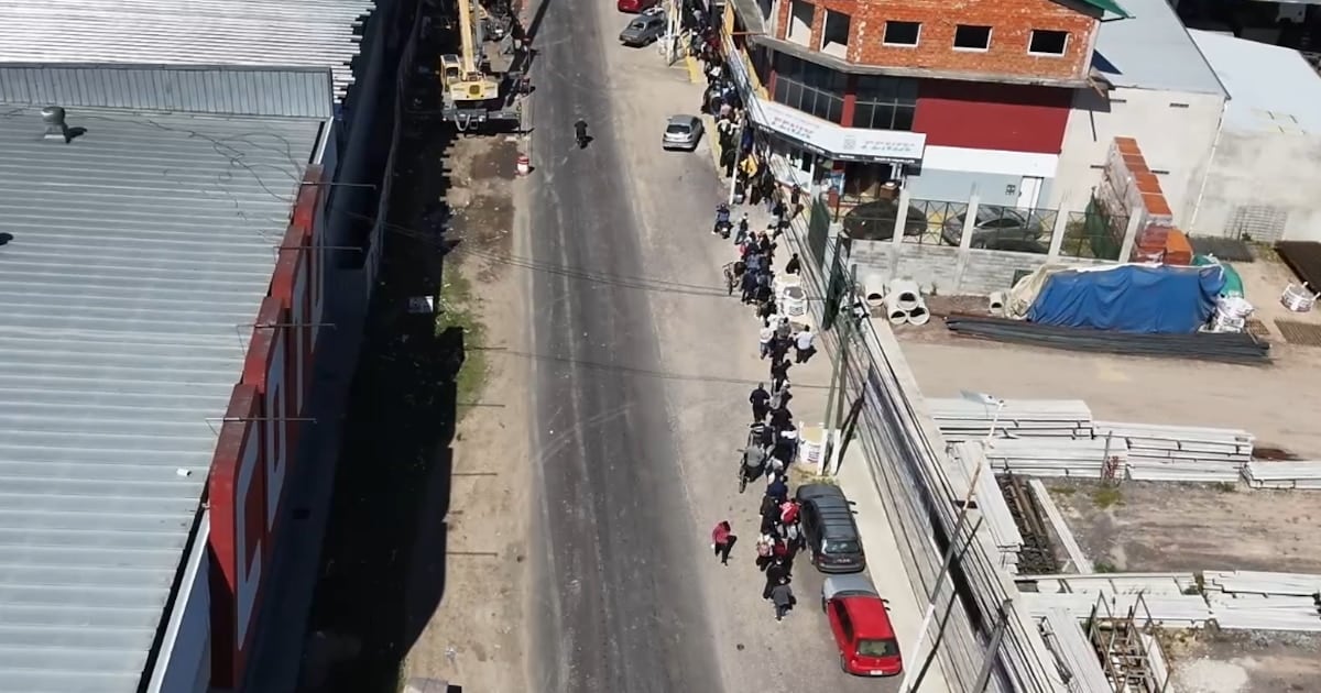 Crónica de una búsqueda laboral en Ezeiza: 40 vacantes, diez cuadras de fila y la radiografía de un mercado de trabajo que no registra a la mitad de sus ocupados