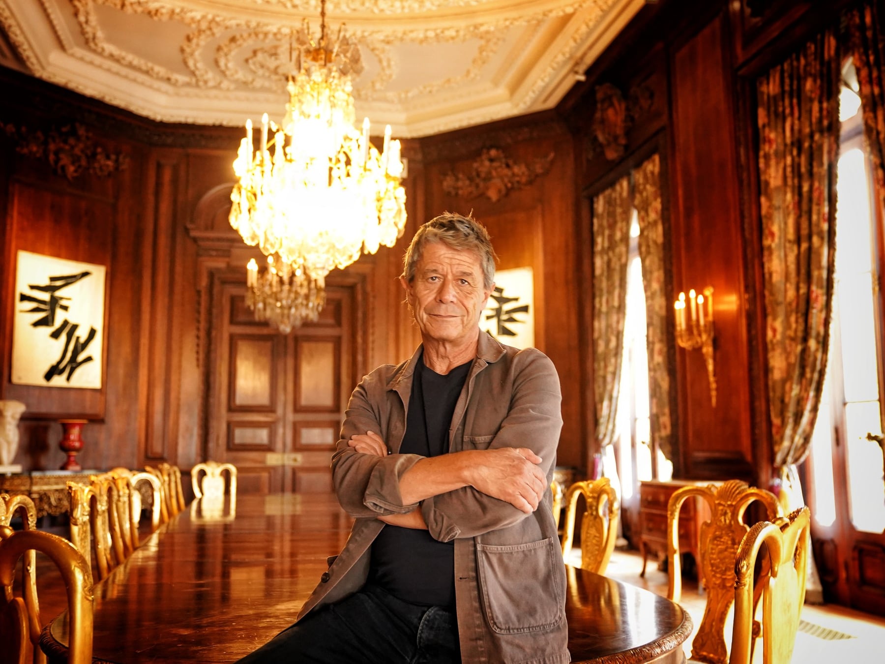 La fila daba vuelta la manzana y adentro se respiraba liturgia: una noche con Emmanuel Carrère en la Facultad de Derecho