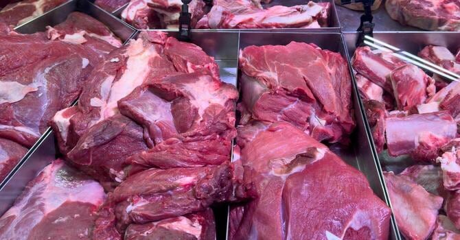 La carne de cerdo fresca revitaliza las ventas, mientras los chacinados profundizan su caída