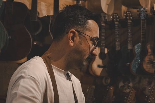 A mano y con paciencia, Saúl Pérez Zibana le da alma a los instrumentos del Neuquén