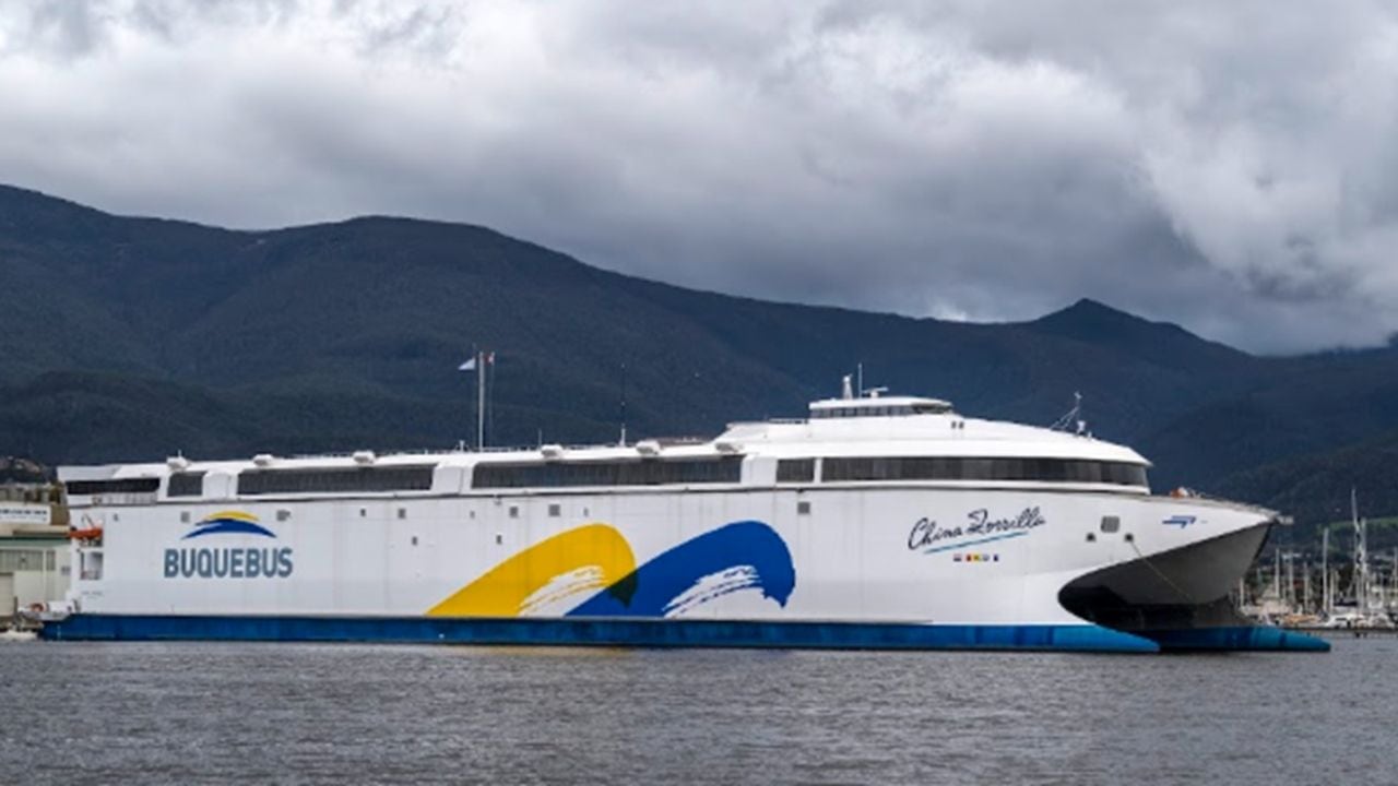 El China Zorrilla debutó en el Río de la Plata: cómo es el viaje del buque eléctrico que conecta Buenos Aires y Colonia