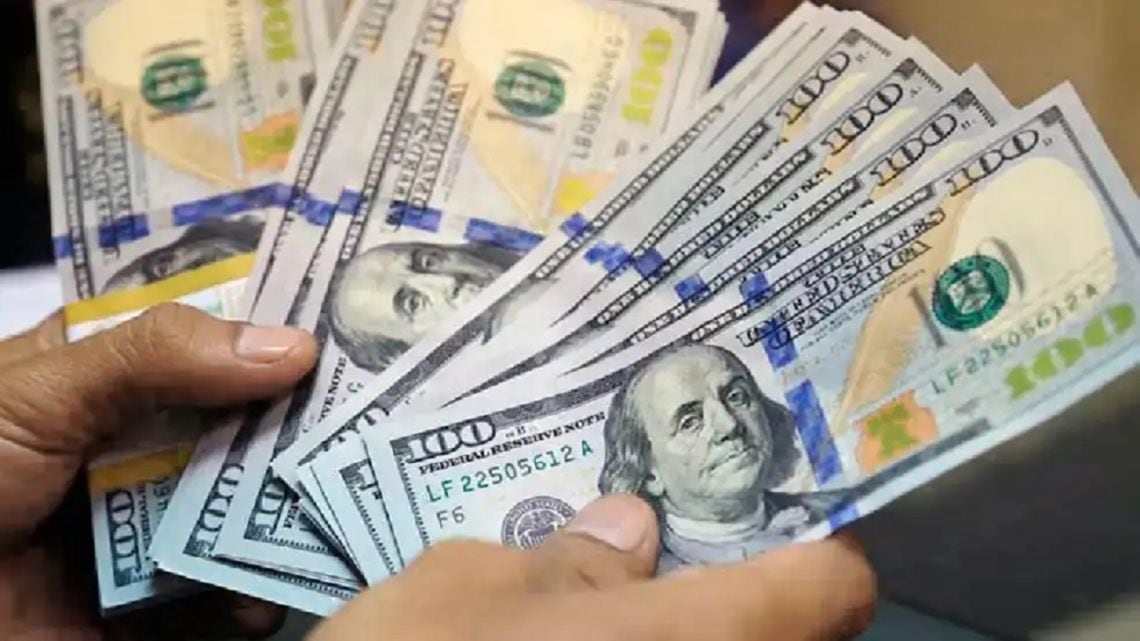 El dólar informal avanzó y terminó el lunes en 1.575 pesos
